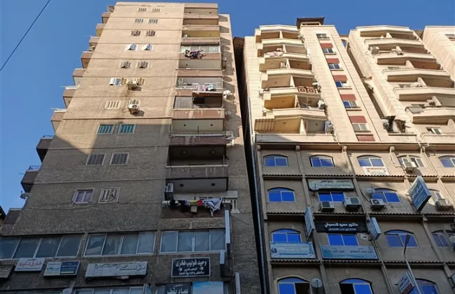 ميل عقار مكون من 21 طابقا بالإسكندرية.. والحى يقرر إخلاء أخر 10 طوابق لهدمها 