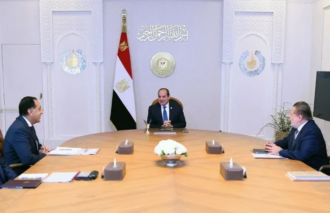 اجتمع السيد الرئيس عبد الفتاح السيسي، اليوم، مع الدكتور مصطفى مدبولي رئيس مجلس الوزراء، وحسن عبد الله محافظ البنك المركزي، والفريق أحمد الشاذلي مستشار رئيس الجمهورية للشئون المالية. 