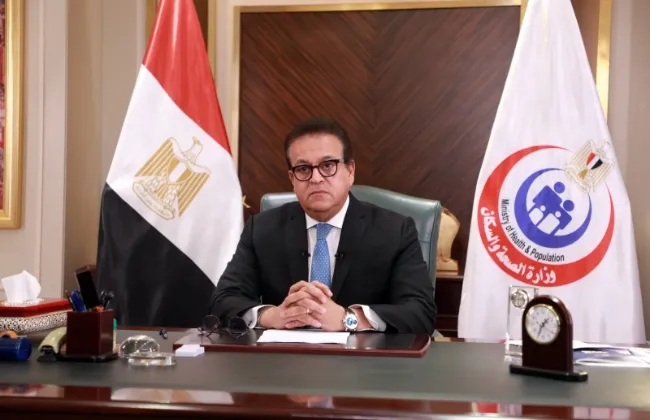 وزير الصحة يتصل هاتفيا بالمصابين بمضاعفات صحية بقسم الرمد بأحد مستشفيات التأمين 
