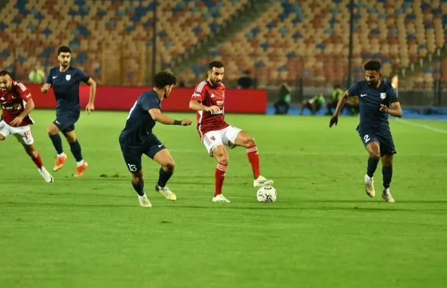 الأهلى يتقدم على إنبى 1-0 بالشوط الأول.. والفار ينقذ الشناوى من الطرد المباشر 