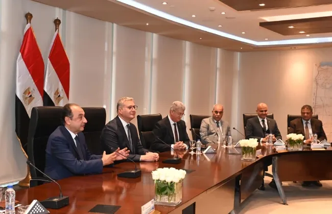 وزيرا قطاع الأعمال والبترول يشهدان توقيع عقد لإعادة تأهيل وتشغيل فندق جيت بيتش 